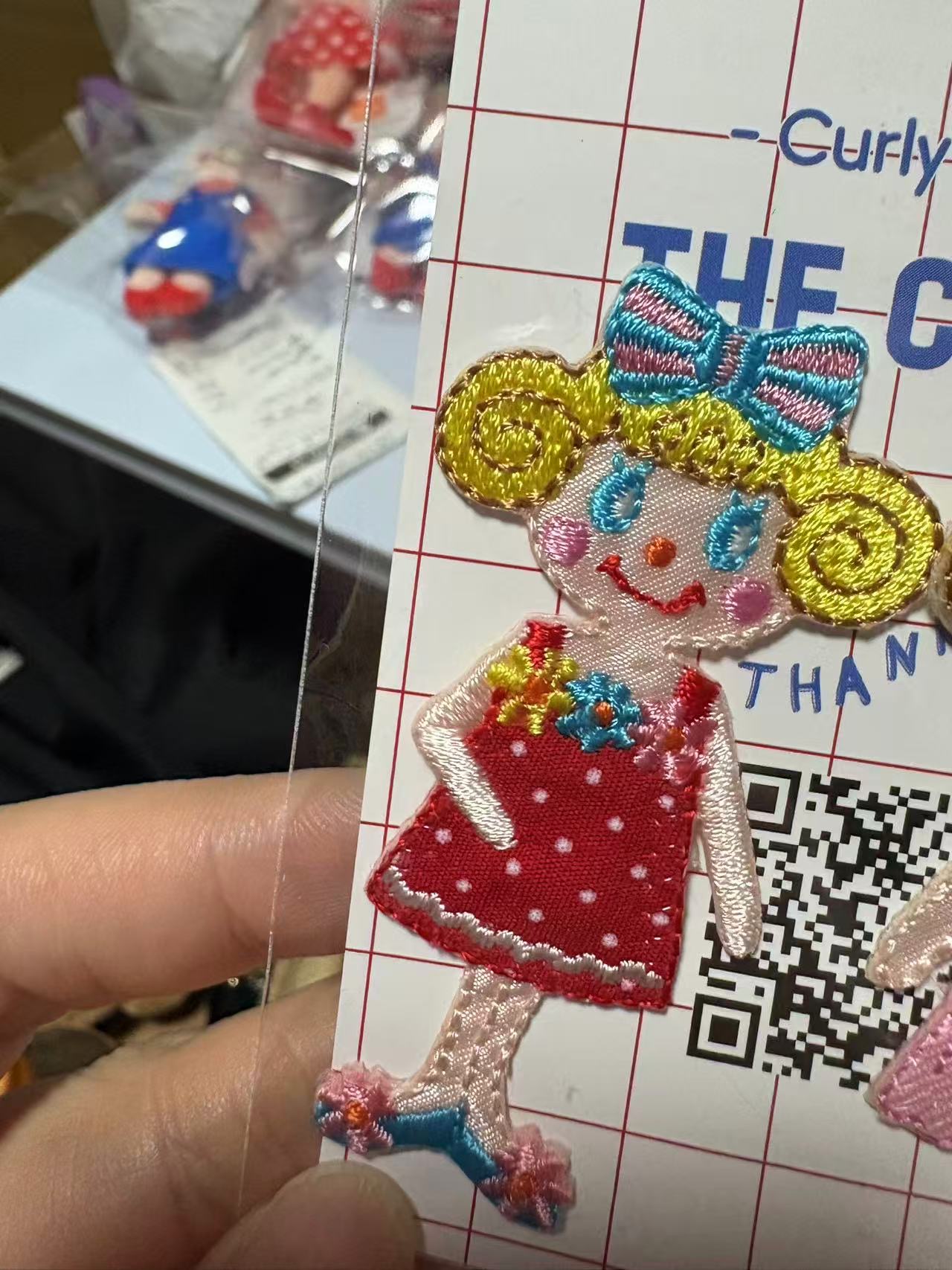 1012 卷毛女孩 黄色卷发红色连衣裙 布贴