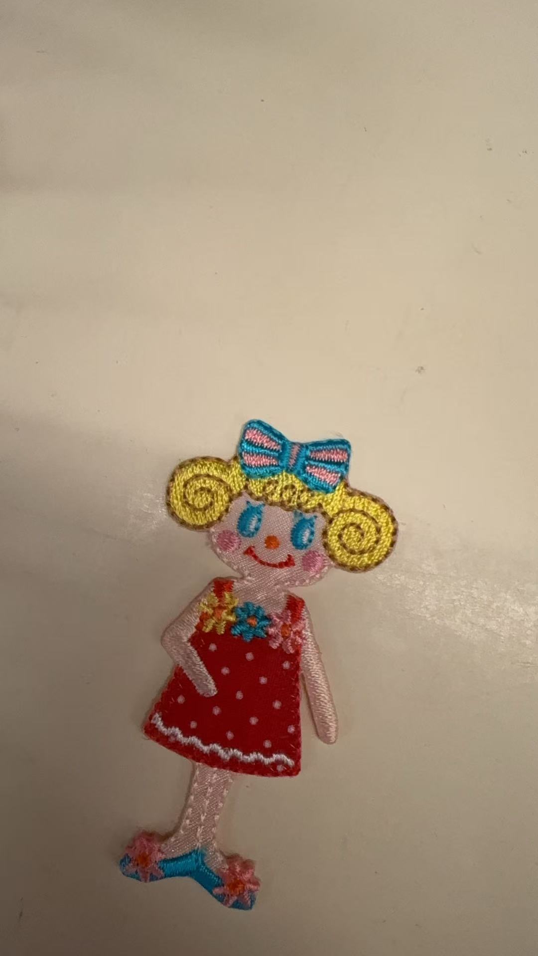 1012 三丽鸥黄头发卷发女孩红裙子 布贴