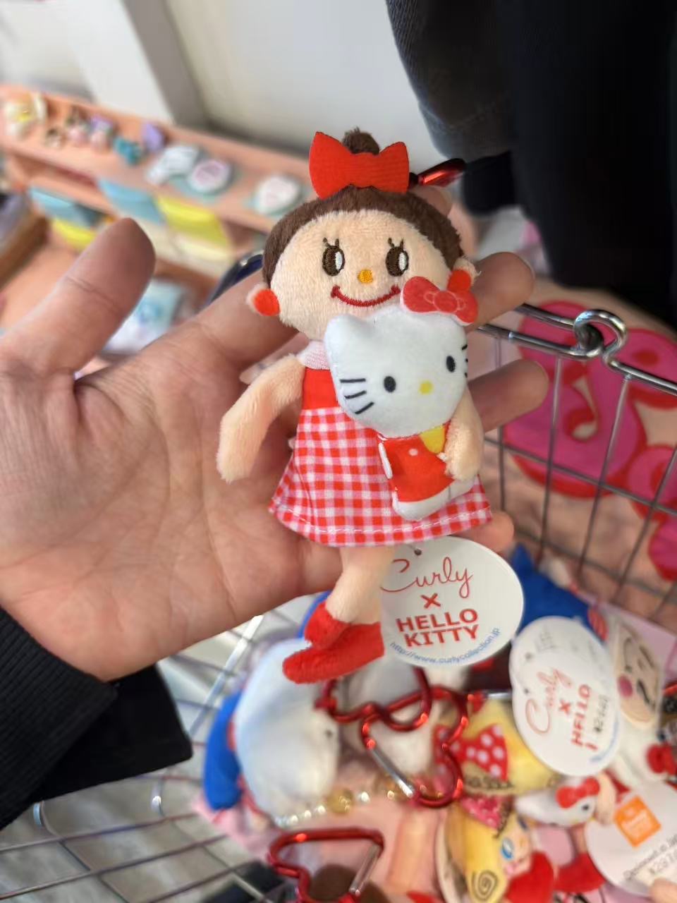 1012 三丽鸥 卷毛女孩丸子头kt联名 女孩抱着kt爱心扣 毛绒挂件
