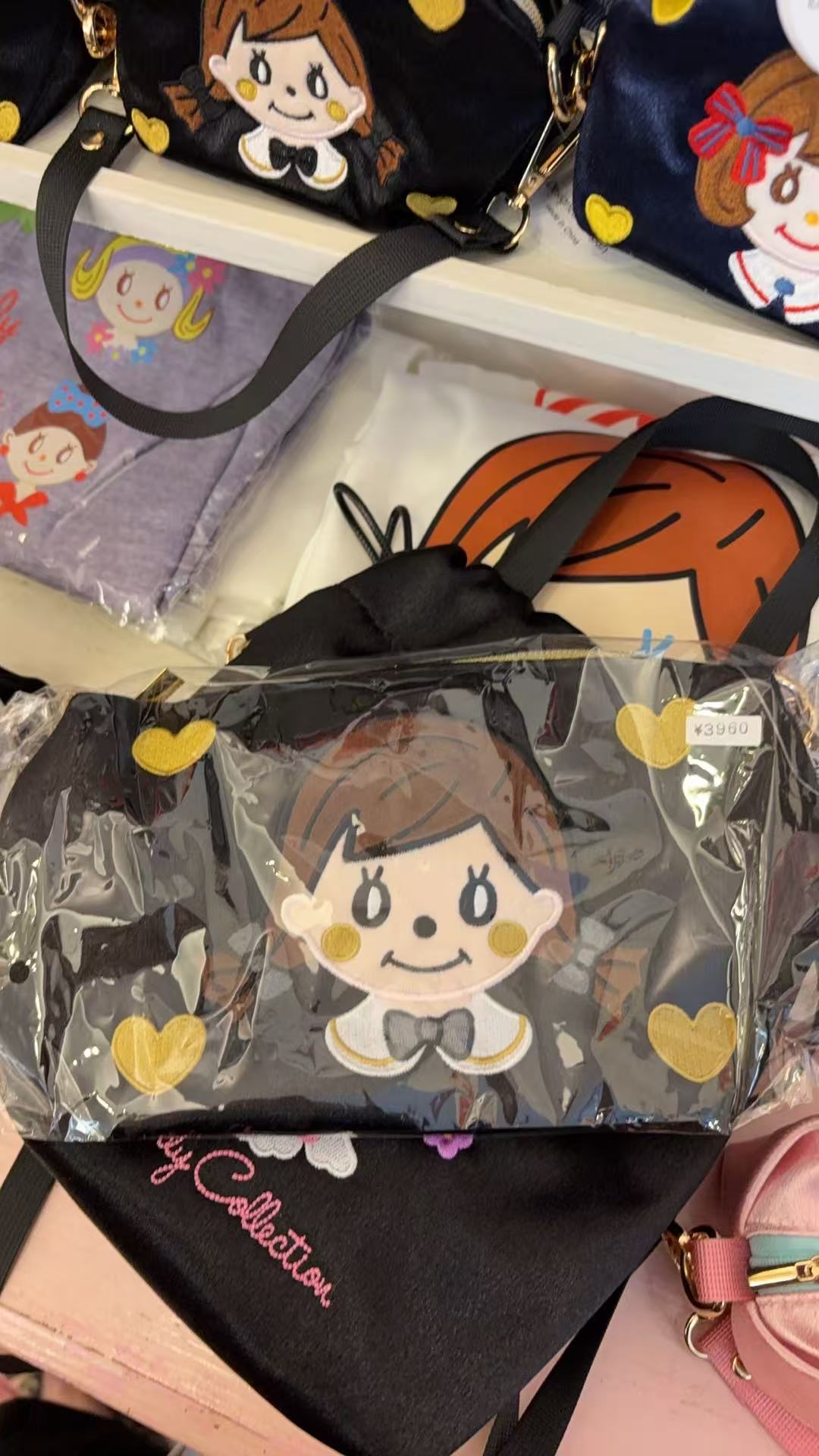 1012 三丽鸥 棕色俩个小辫女孩 黑色拉链斜挂包包