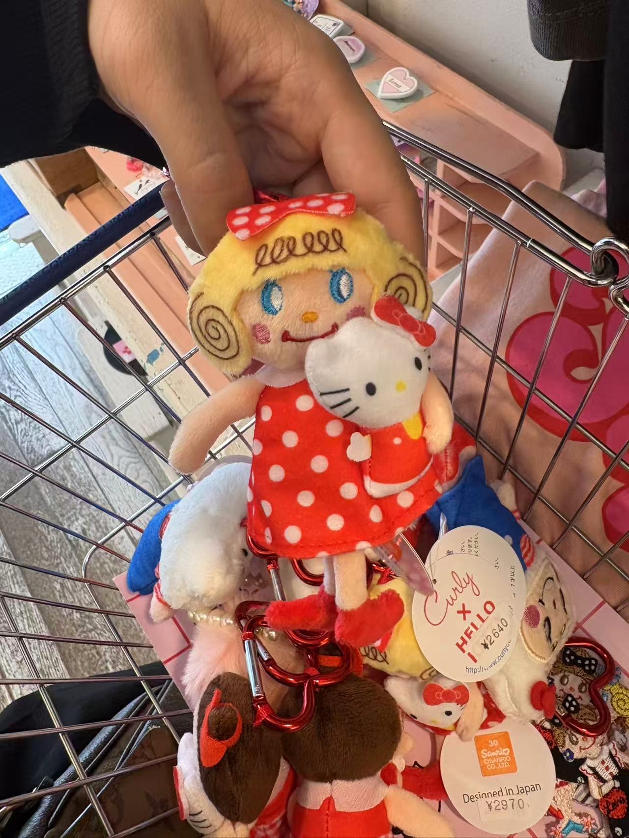 1012 三丽鸥 卷毛女孩kt联名 抱着kt爱心扣毛绒挂件