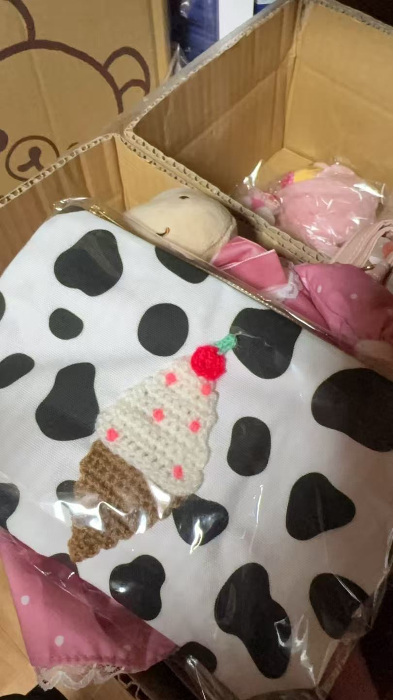 1013 卷发女孩  白色不规则黑点点冰淇淋图案 珍珠串手拎包