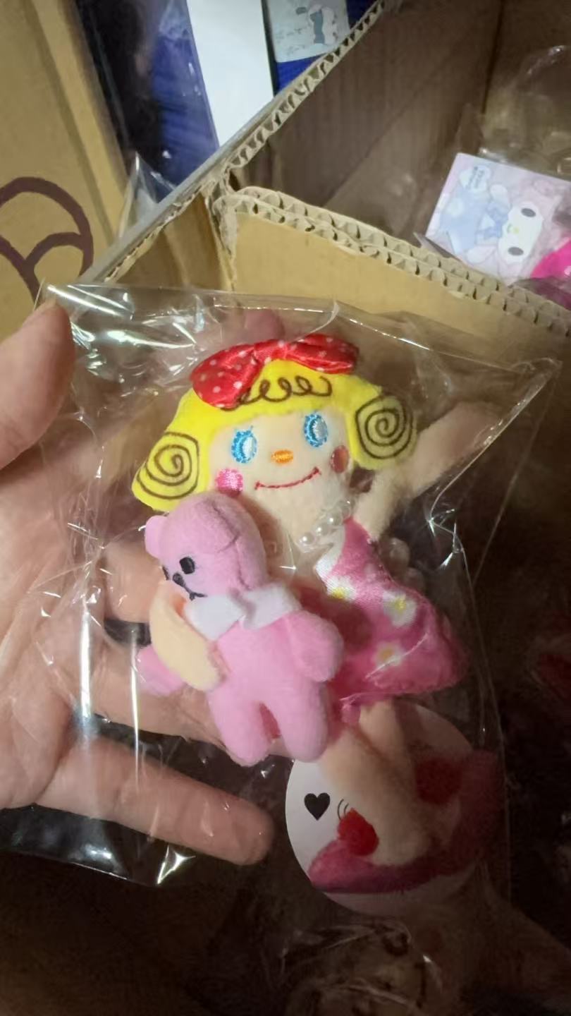 1013 卷毛女孩 黄色卷发 粉色连衣裙抱粉色小熊毛绒挂件