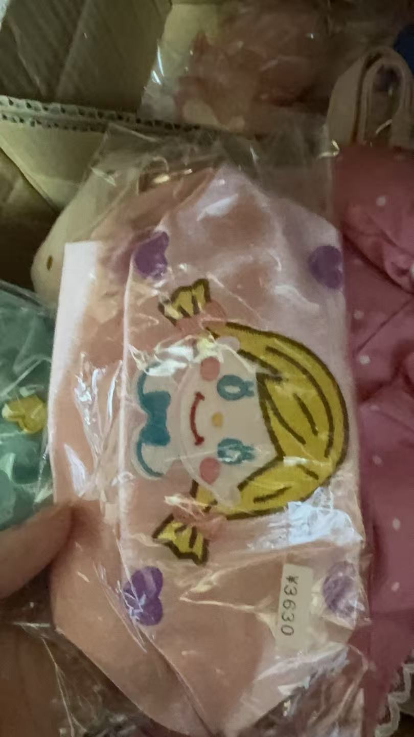 1013卷毛女孩 黄色头发俩个小辫子 粉色包包