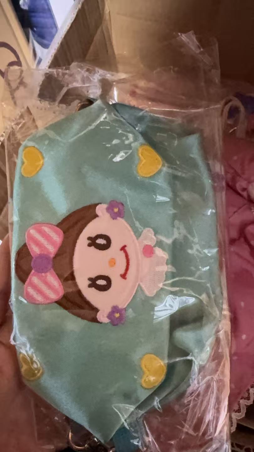 1013 卷毛女孩 棕色丸子头 绿色包包