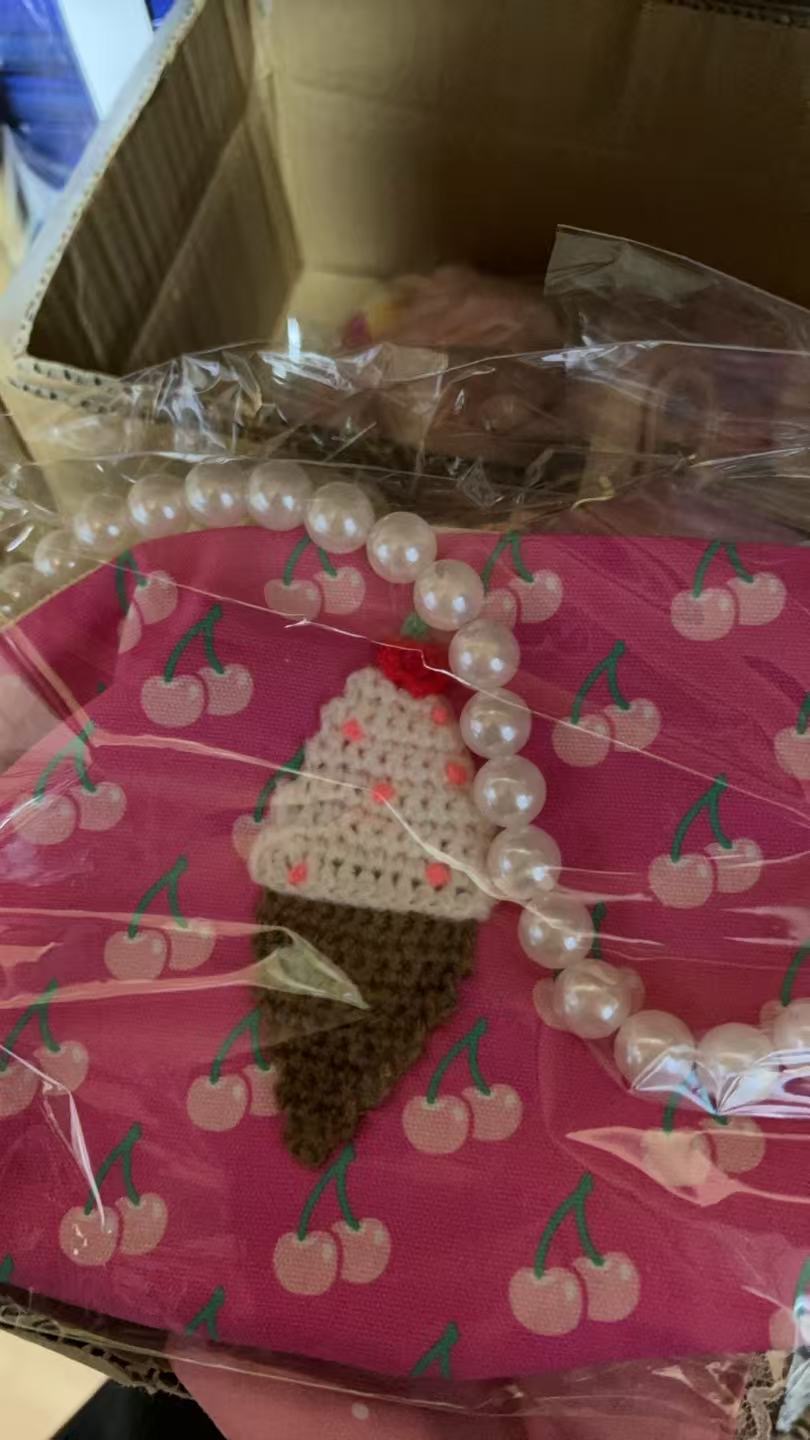 1013 卷发女孩 红色樱桃冰淇淋图案 珍珠串手拎包