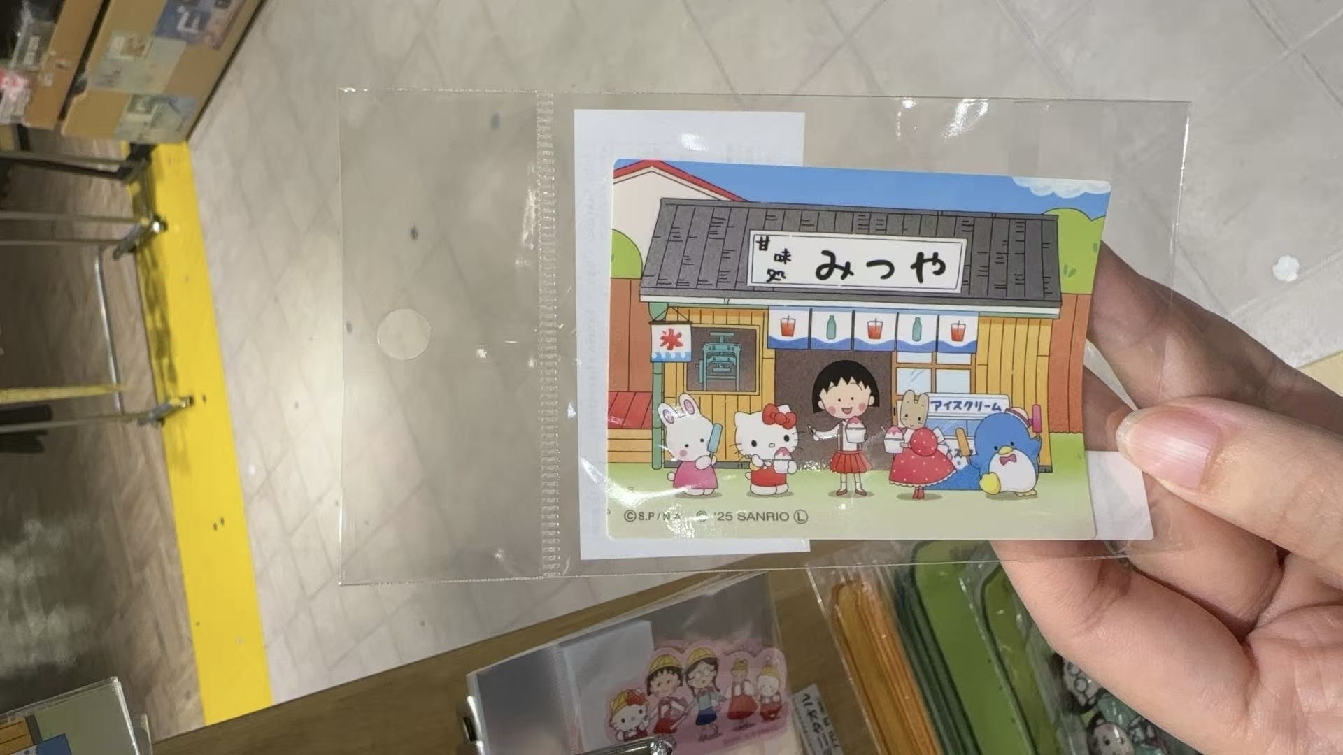 1015三丽鸥联名小丸子 在房子前合影贴纸