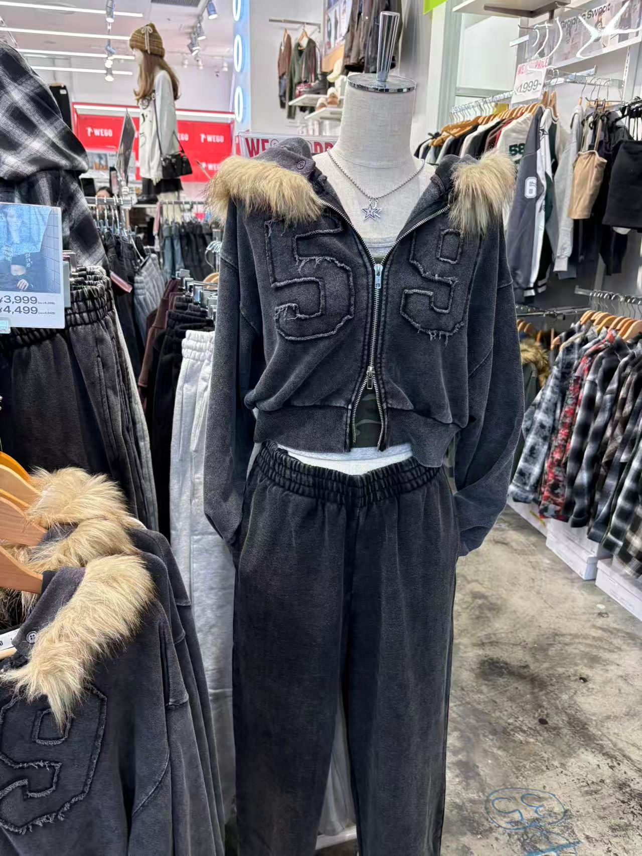 1016 深色拉链带毛茸茸外套 胸前写着59号