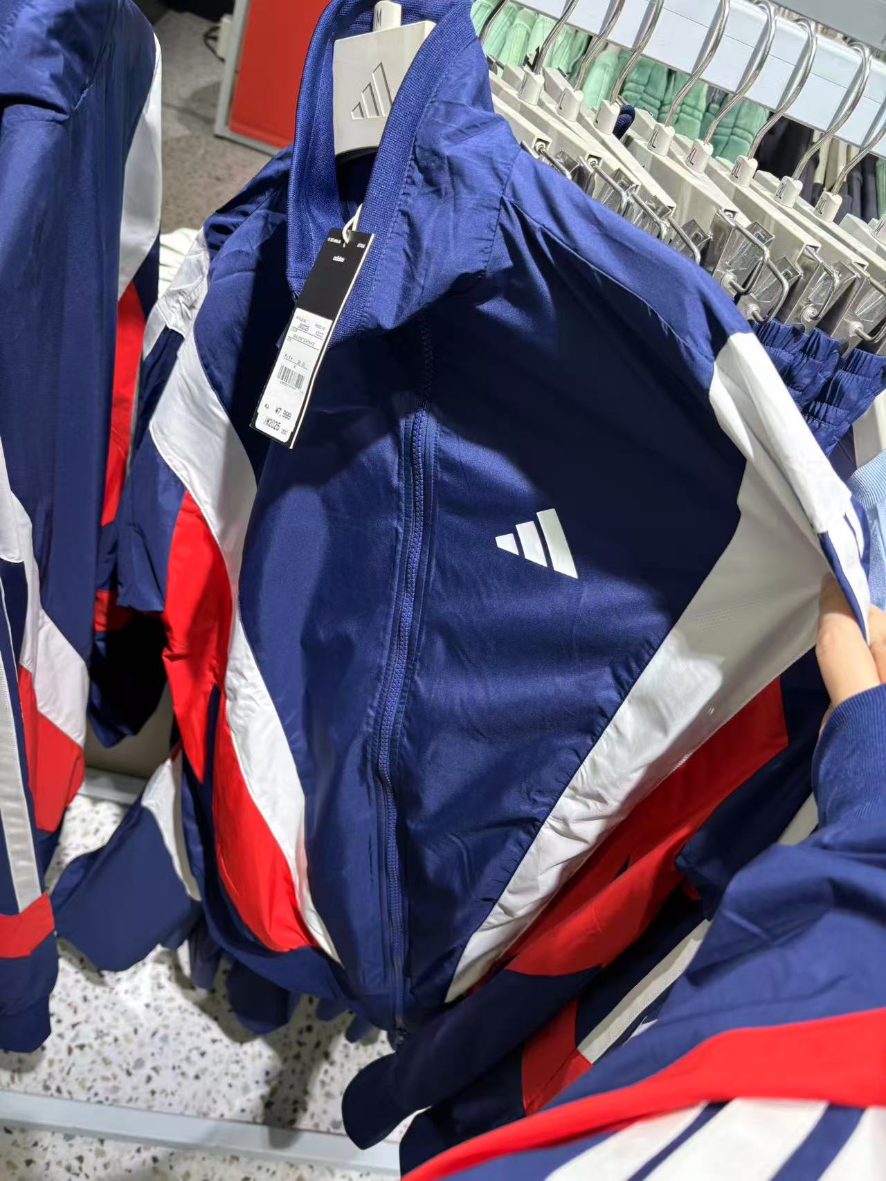 1016 阿迪达斯 蓝白红颜色运动外套 M码