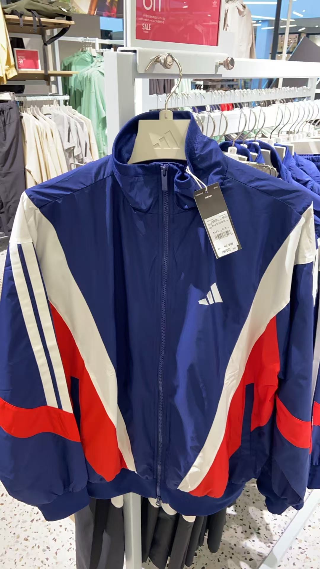 1015 阿迪达斯 蓝白红颜色运动服 L码