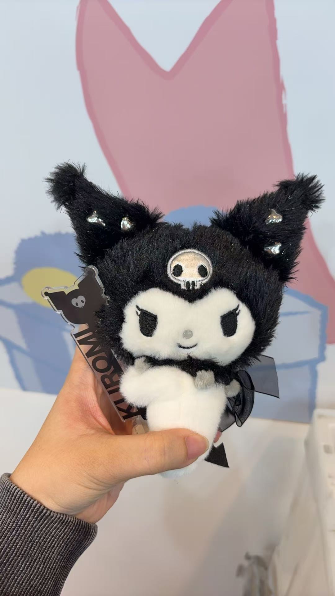 1017 三丽欧库洛米黑色 手拿立牌 毛绒挂件