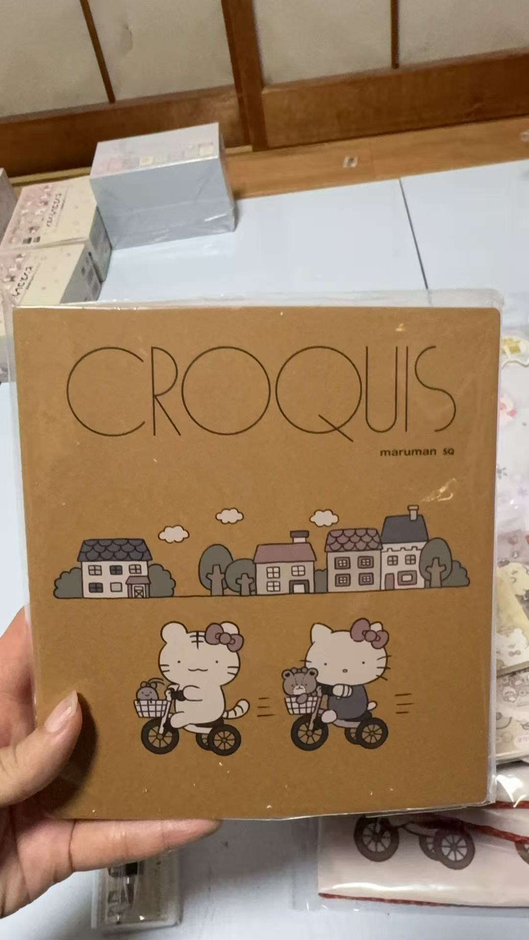 1018 三丽鸥  kt和朋友一起骑车 黄色封面本