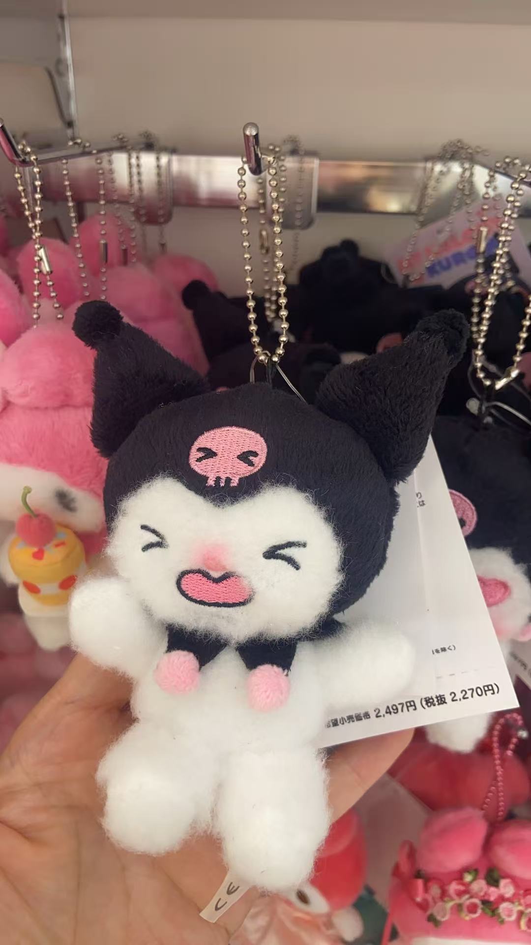 1021 三丽欧库洛米 闭眼蹬腿打闹表情 胸前两粉球 毛绒挂件