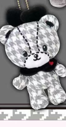 1029 三丽欧千鸟格灰白色 黑色围巾 小熊 毛绒挂件