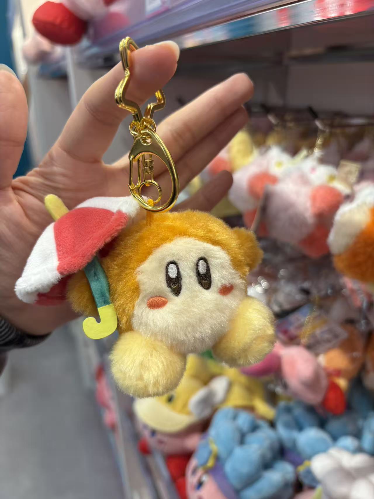 1027 卡比橘色长毛 手拿红白条纹雨伞 毛绒挂件