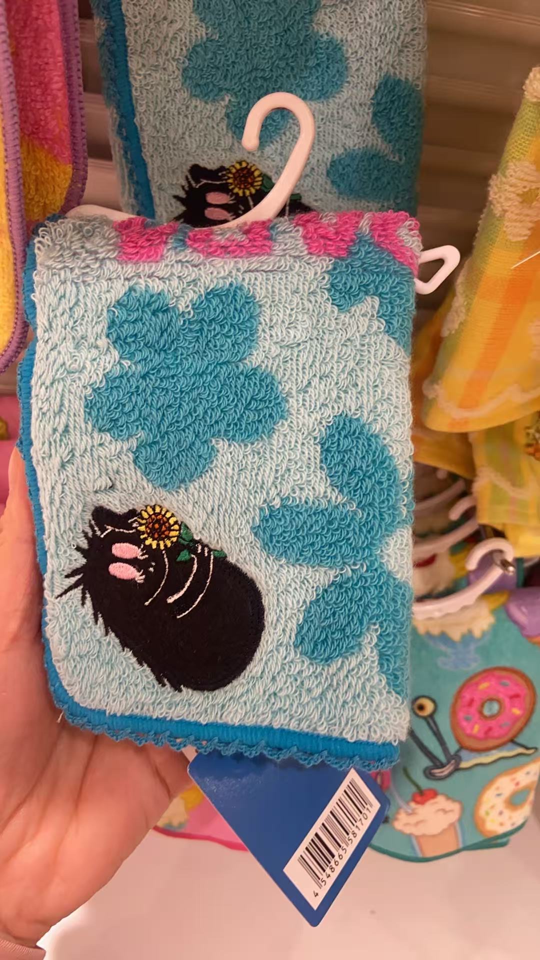 1027 芭比娃娃 黑色卡通图案 蓝色花 小毛巾