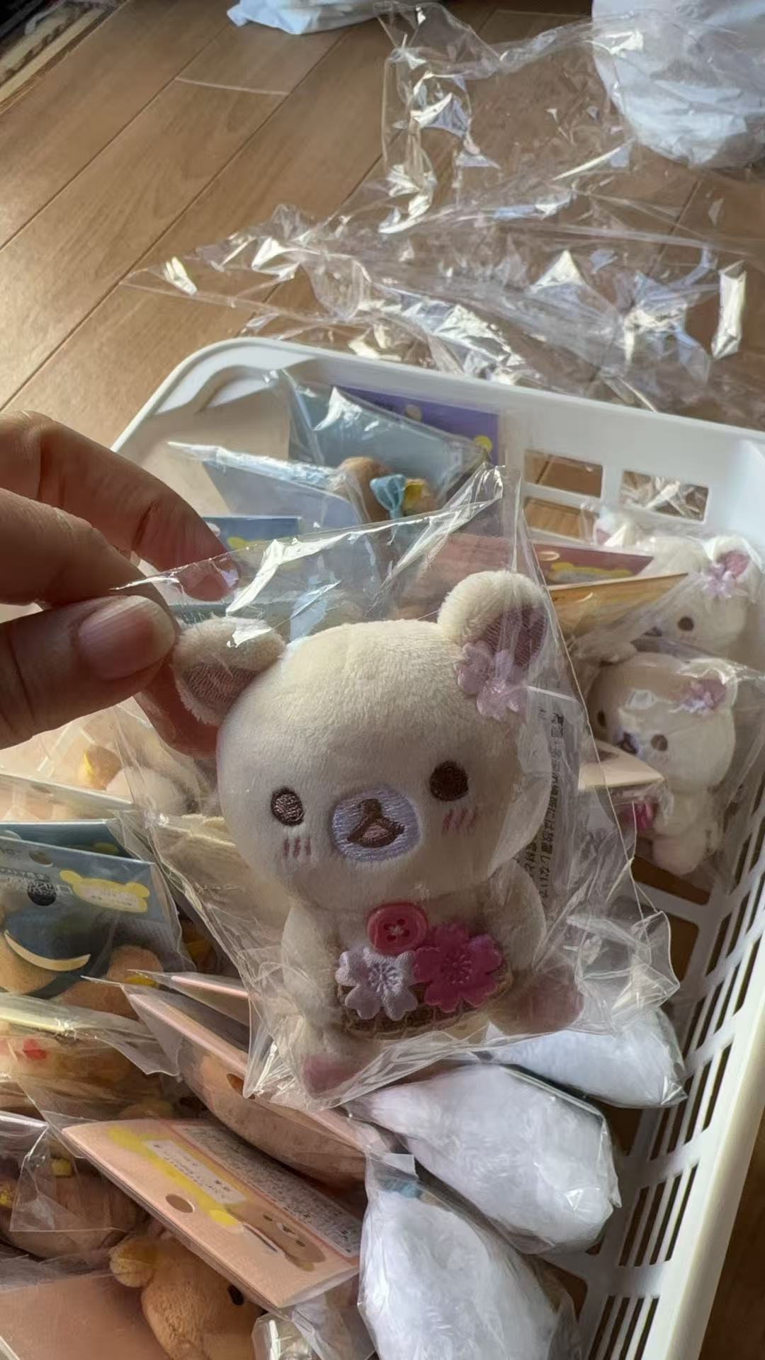 1028 轻松熊白色妹妹 抱粉色花 手玉 毛绒玩具