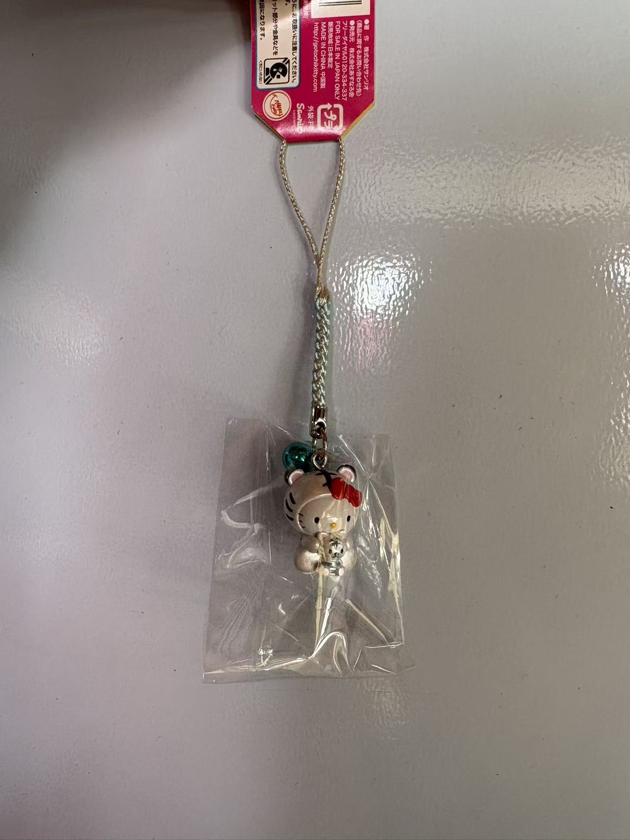 1029 三丽欧白色小老虎kt 挂件 蓝色铃铛