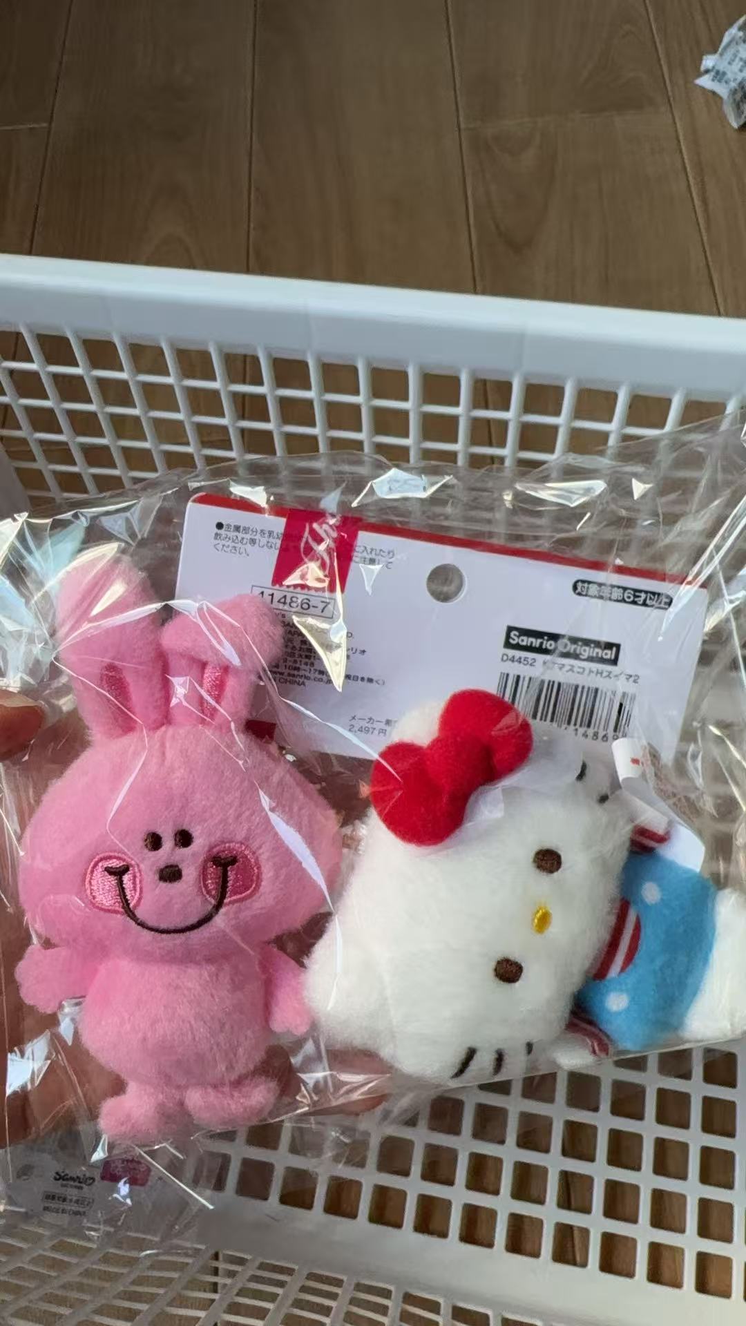 1028 三丽欧粉色兔子 蓝色衣服kt 毛绒挂件 