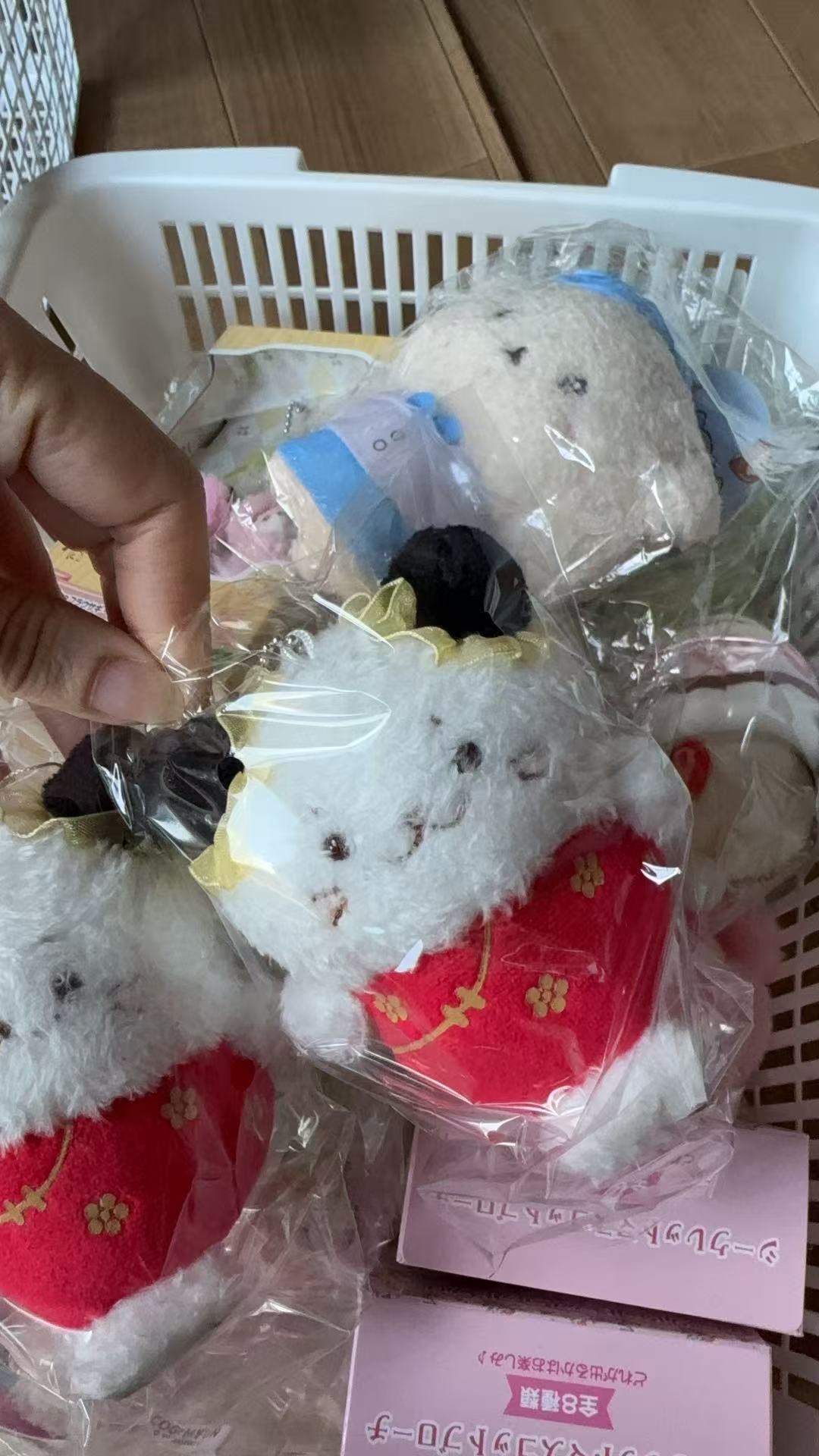 1028 三丽欧红色衣服 黄色梅花图案 小海豹毛绒挂件 