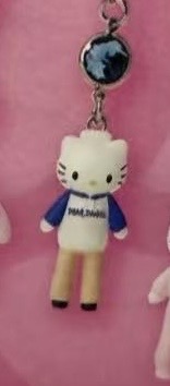 1029 三丽欧长腿 蓝袖衣黄裤子kt 小挂件 以图片为准