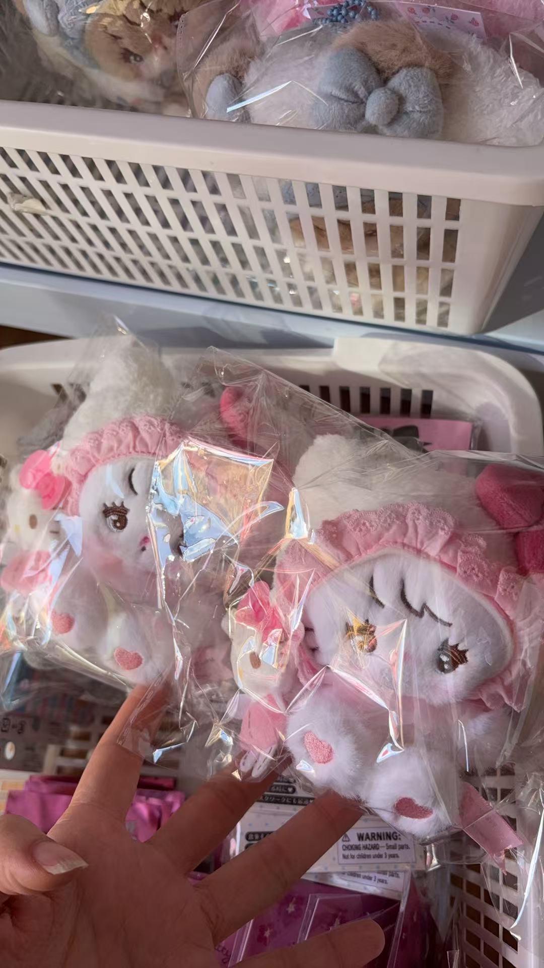 1028 三丽欧 粉色娃娃旁边kt 毛绒挂件 