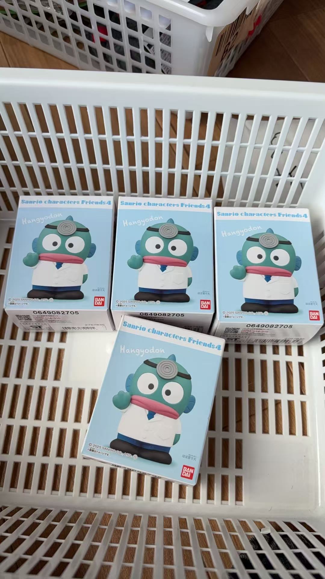 1028 三丽欧丑鱼 白色衣服 黑色裤子 小手办