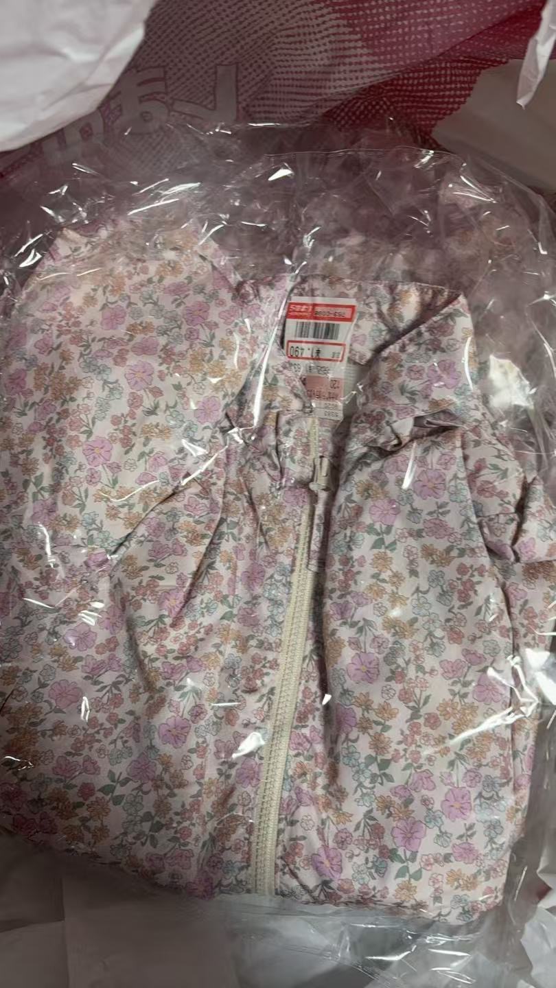 1028 粉色小碎花 外套 质量很好 还有帽子 130码数