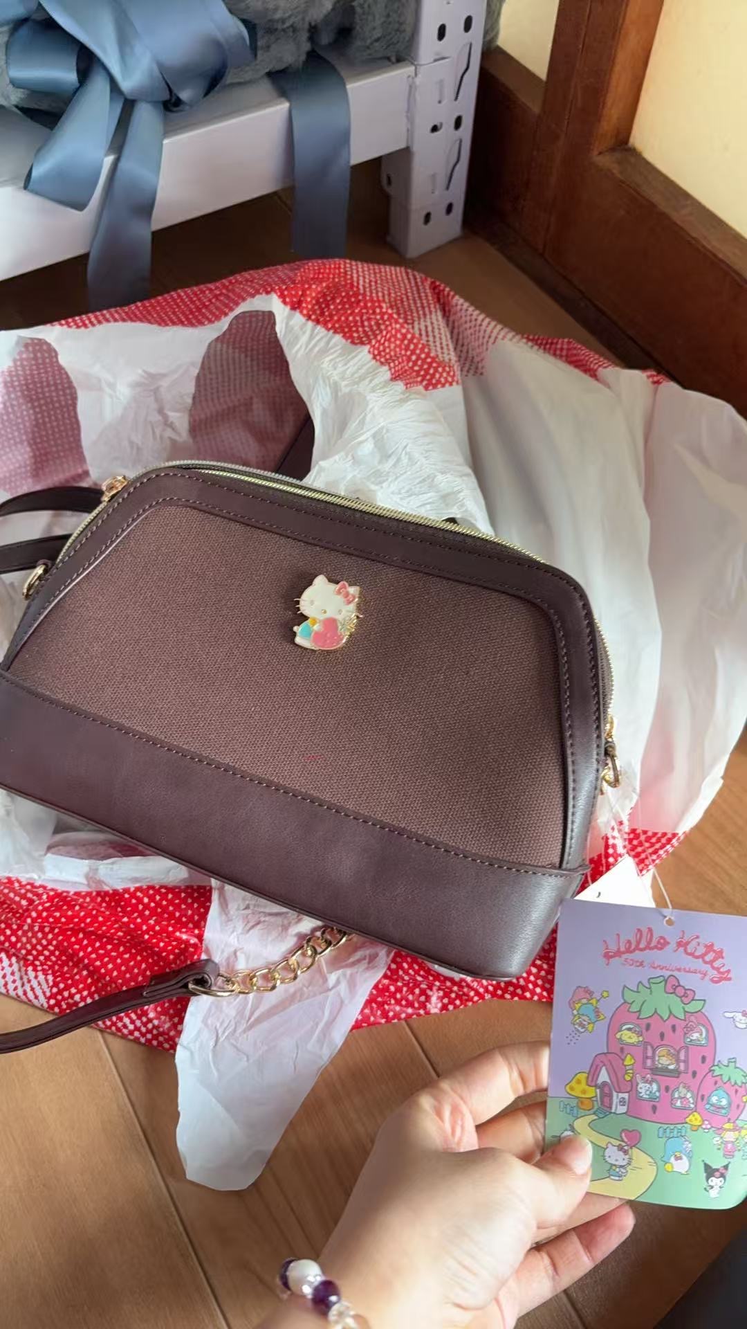 1028 三丽鸥 kt金属牌 帆布和皮 拉链包