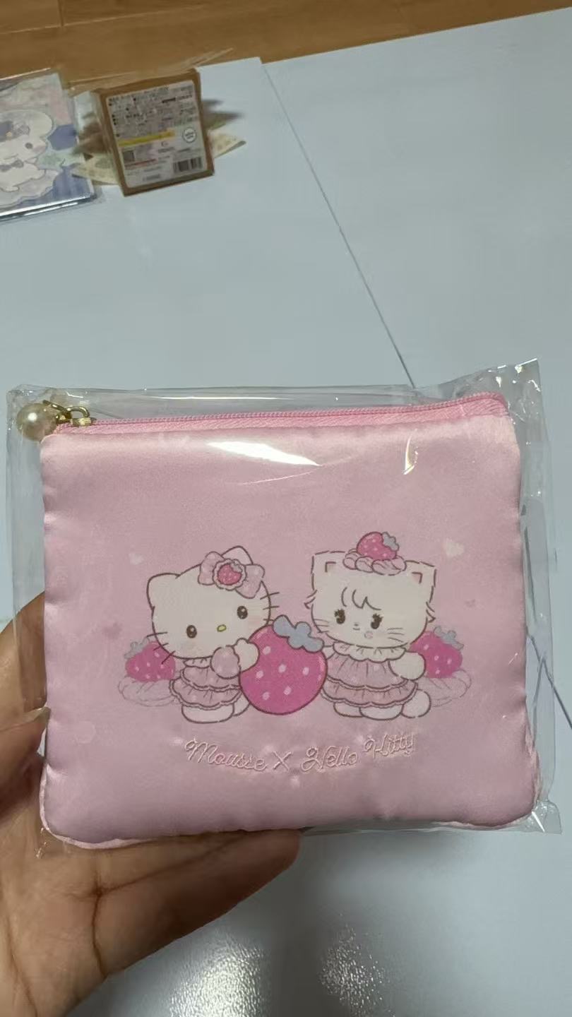 1030 三丽欧kt联名 粉色 好几颗草莓 带珍珠拉链收纳包 
