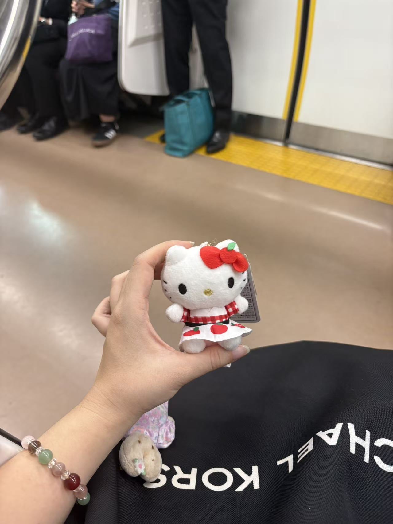 1031 三丽欧红色格子 苹果图案连衣裙 kt 毛绒挂件 