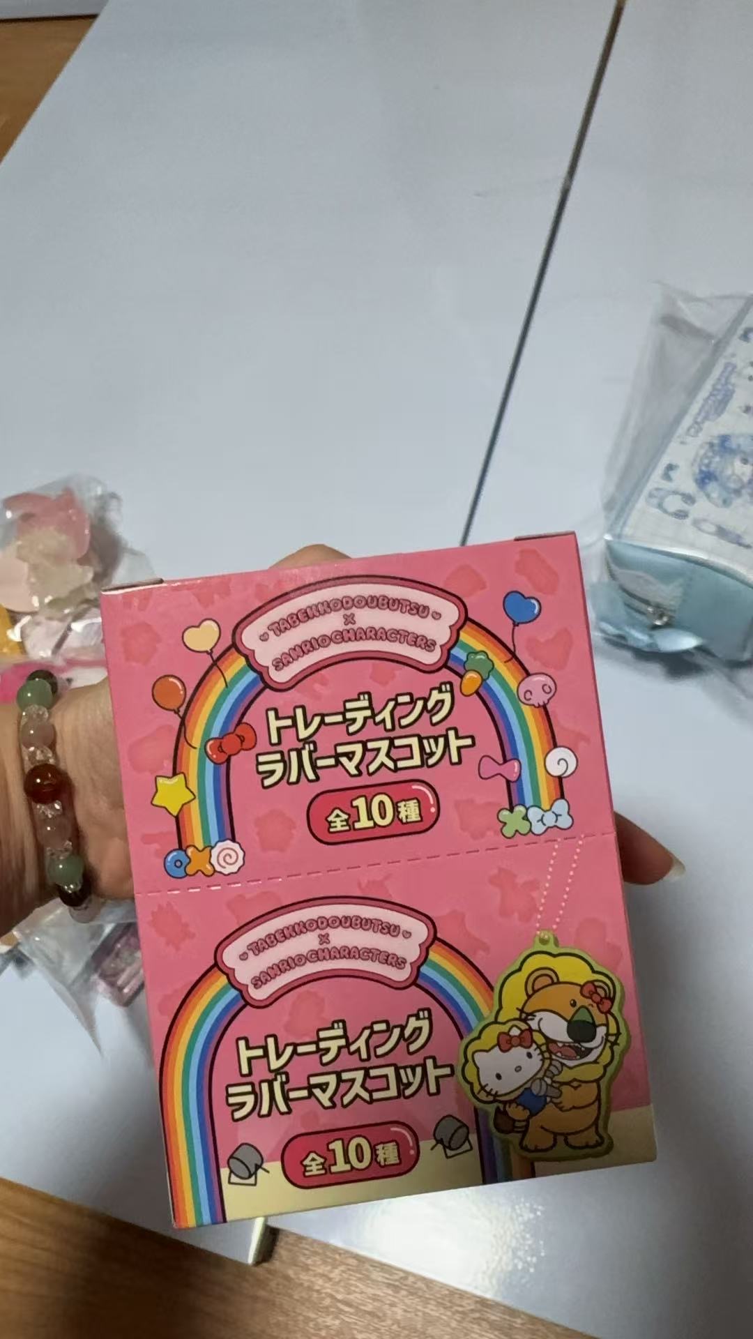 1104 三丽欧粉色盒子 彩虹Kt抱着小狮子图案 盲盒挂件 端盒