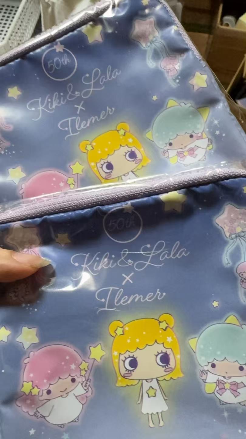 1104 三丽欧深蓝色 双子星 黄色头发 侧拉链 收纳包