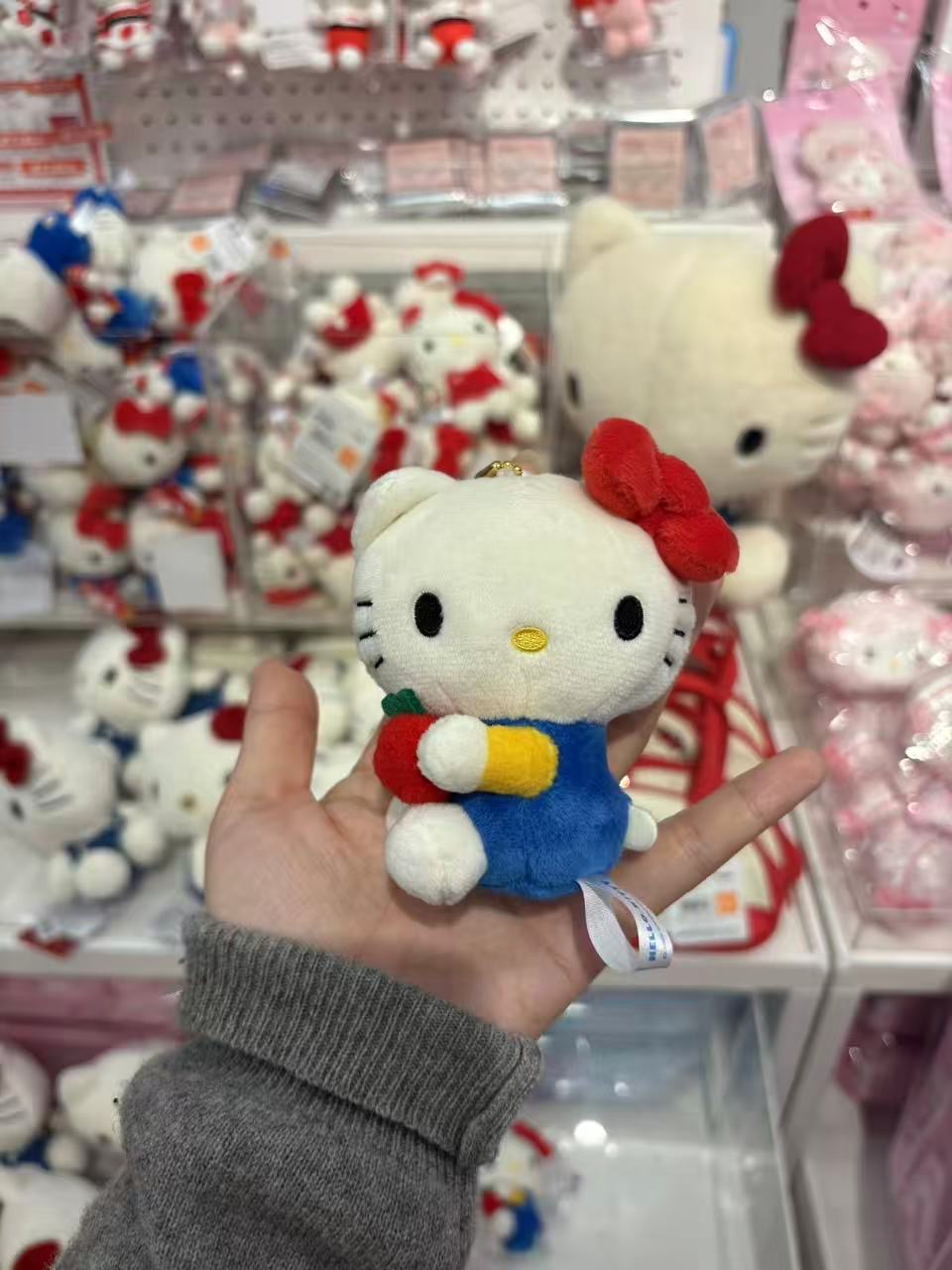 1104 三丽鸥 kt侧身坐手拿樱桃 毛绒挂件