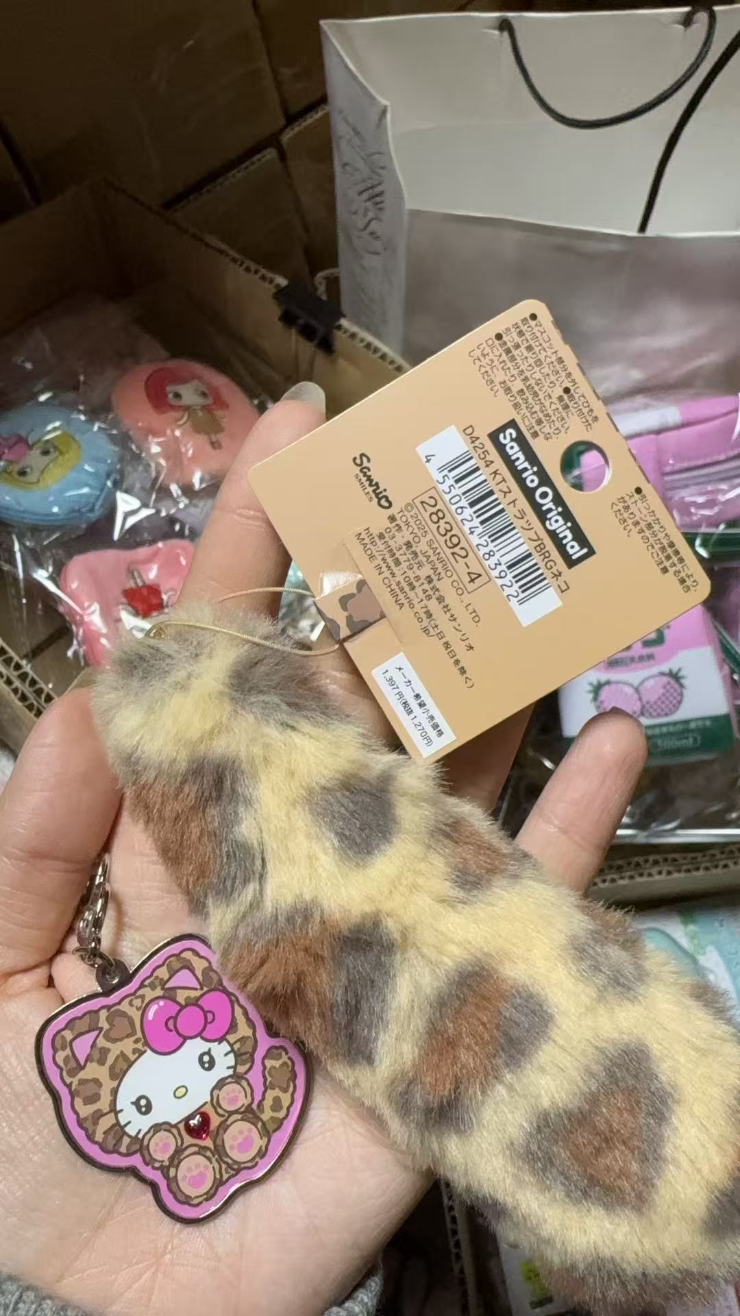 1107 棕黄色斑纹小尾巴 毛茸茸 Kt图案 玫粉色蝴蝶结 钥匙扣