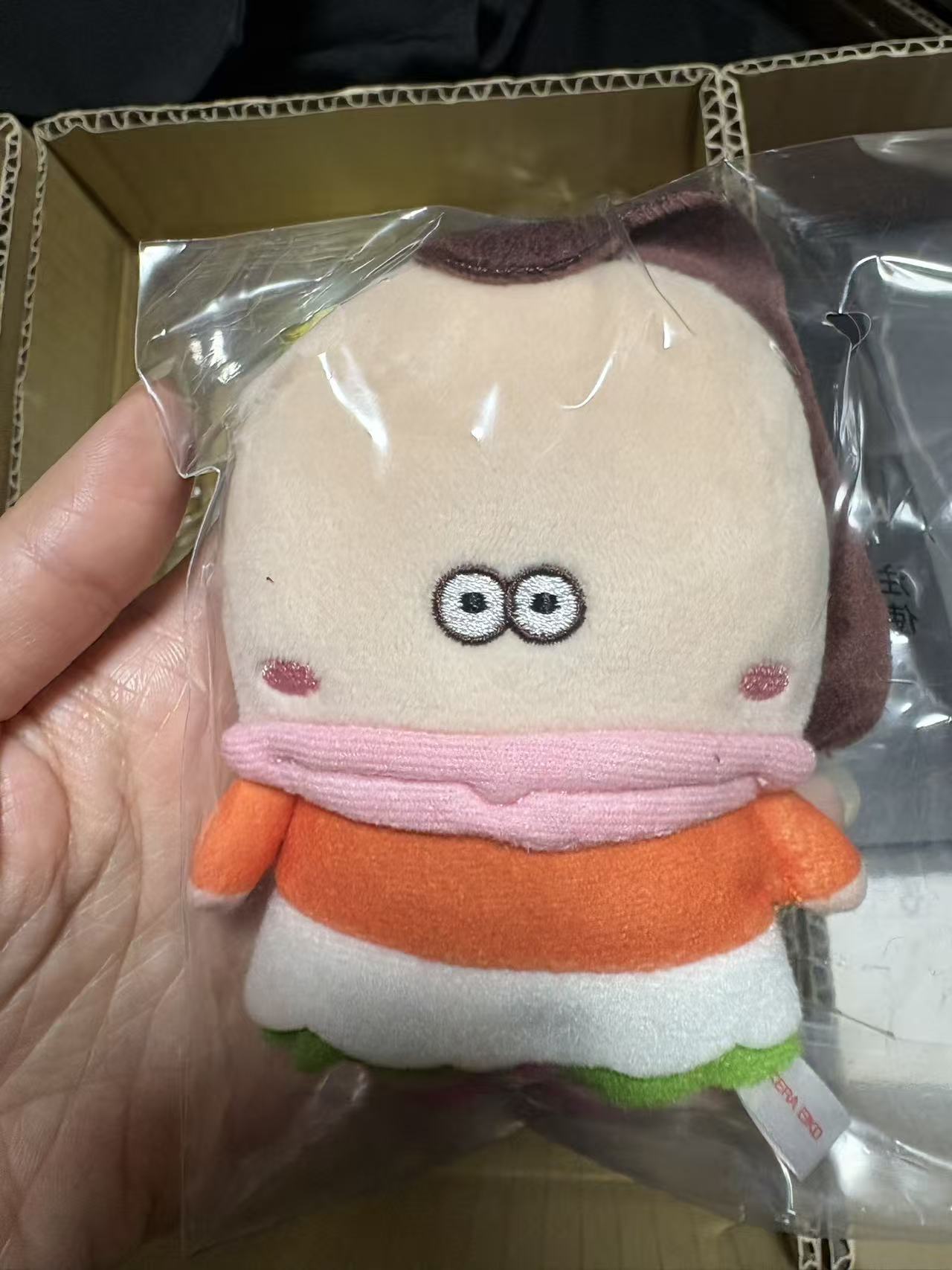 1110 花师奶 粉色大嘴 橘色白色上衣 绿色裤子 毛绒挂件 