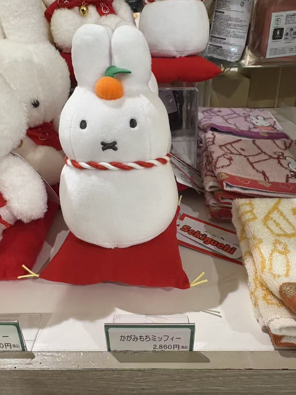 1114 白色米菲雪人造型 头顶橘子 红色坐垫 毛绒玩具