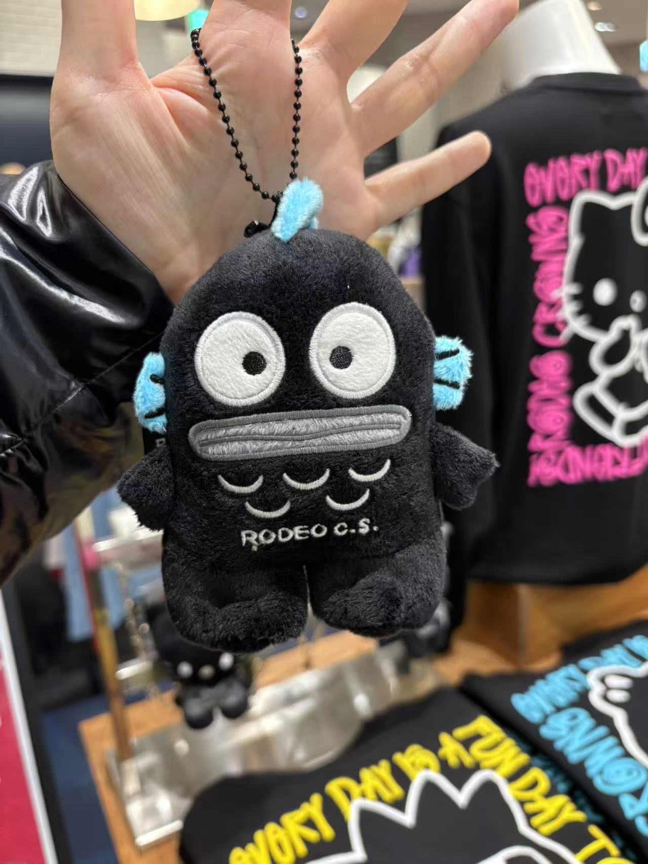 1114 三丽鸥 丑鱼黑色 毛绒挂件