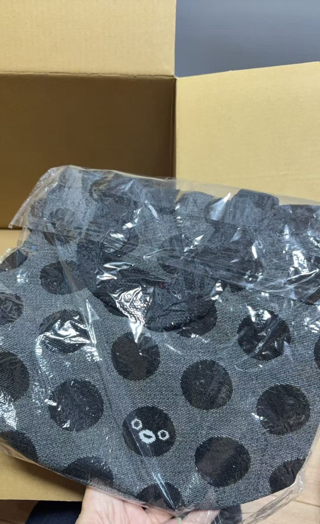 1114 东京站 灰色黑点企鹅水桶包