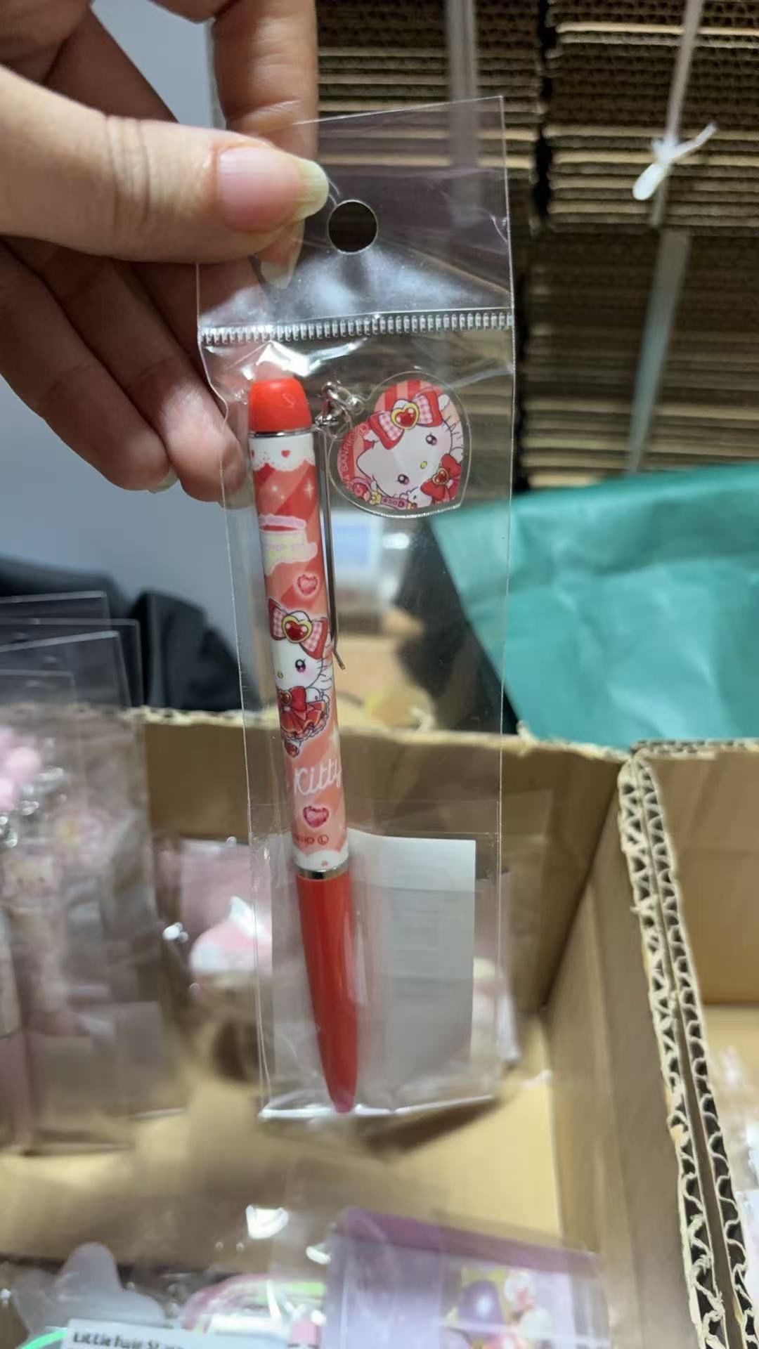 1114 三丽鸥 kt 红色笔身 笔