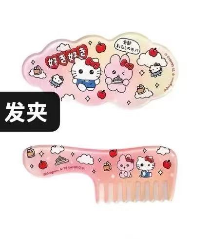 1118 三丽鸥 戴红色蝴蝶结牛仔服kitty与粉色捧蛋糕小兔 粉色发夹和梳子一对