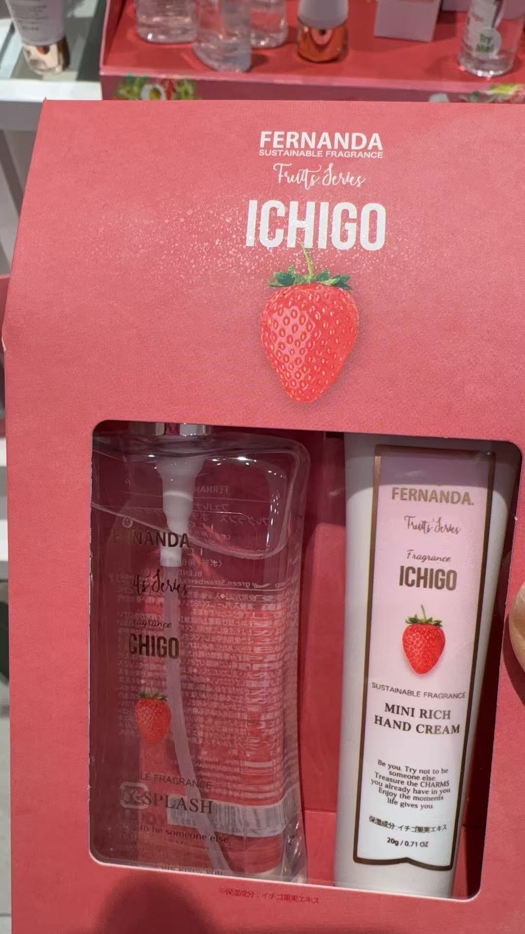 1116 FERNANDA 草莓香氛身体喷雾护手霜套盒