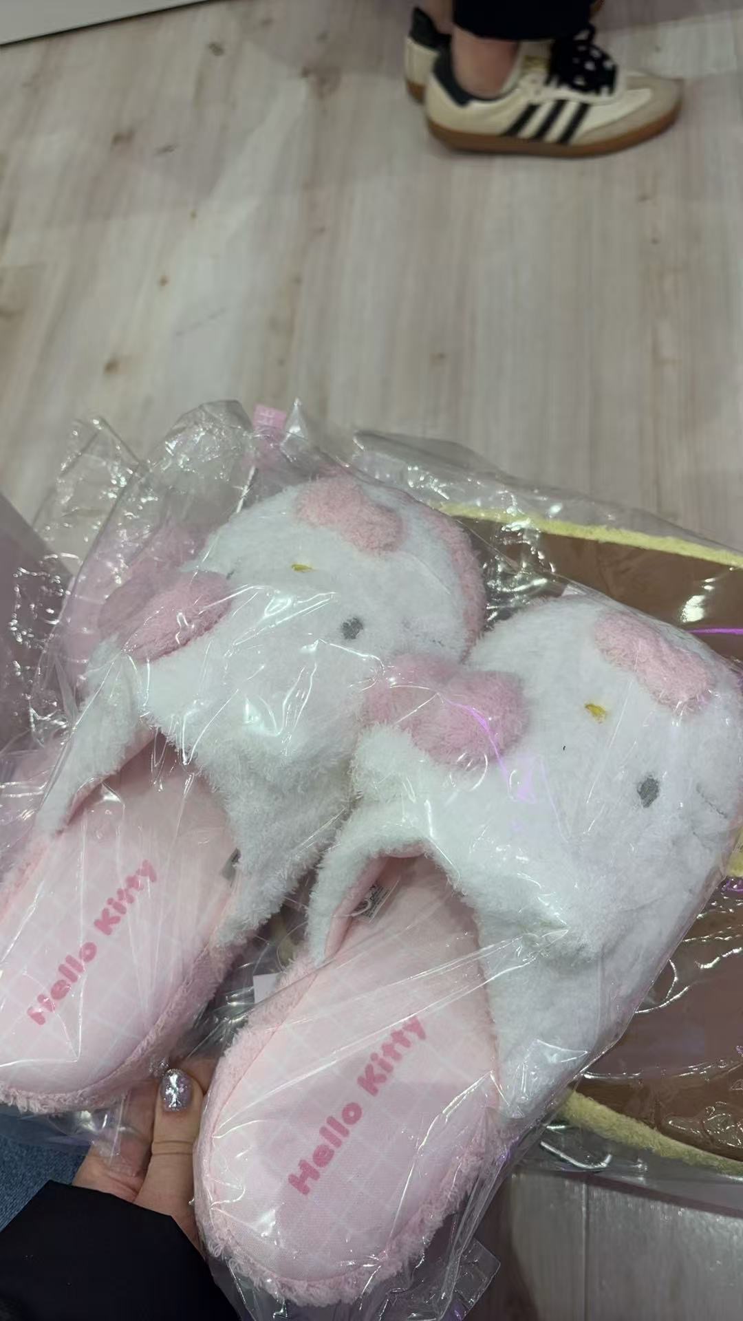 1120 三丽欧Kt图案 白色 拖鞋