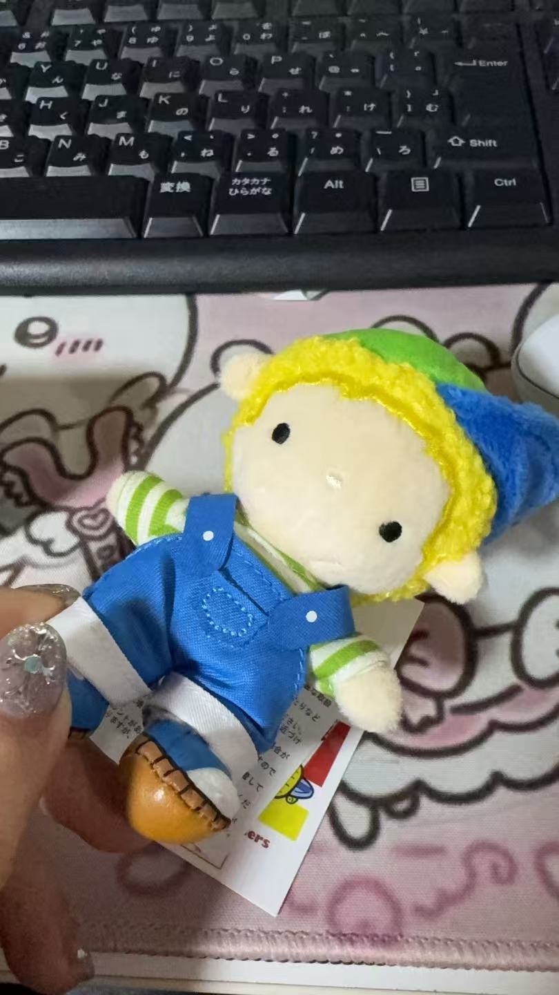 1130 三丽鸥 草莓新闻 jimmy 小男孩蓝色背带裤 毛绒玩偶