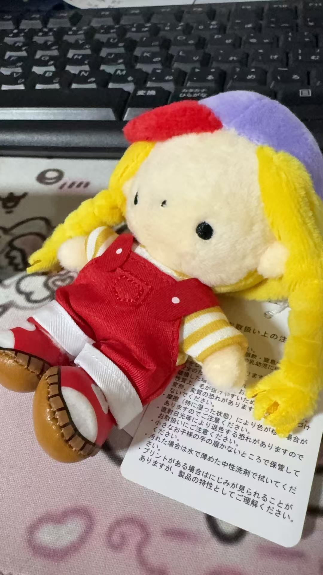 1130 三丽鸥 Pochacco 金发双马尾红白配色背带裤女孩 毛绒玩偶