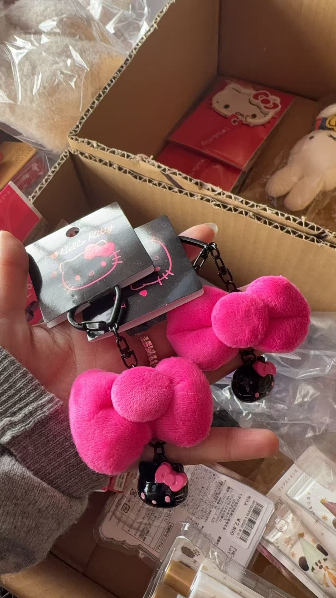 1207 三丽鸥 黑皮kt枚粉色 毛绒蝴蝶结挂件