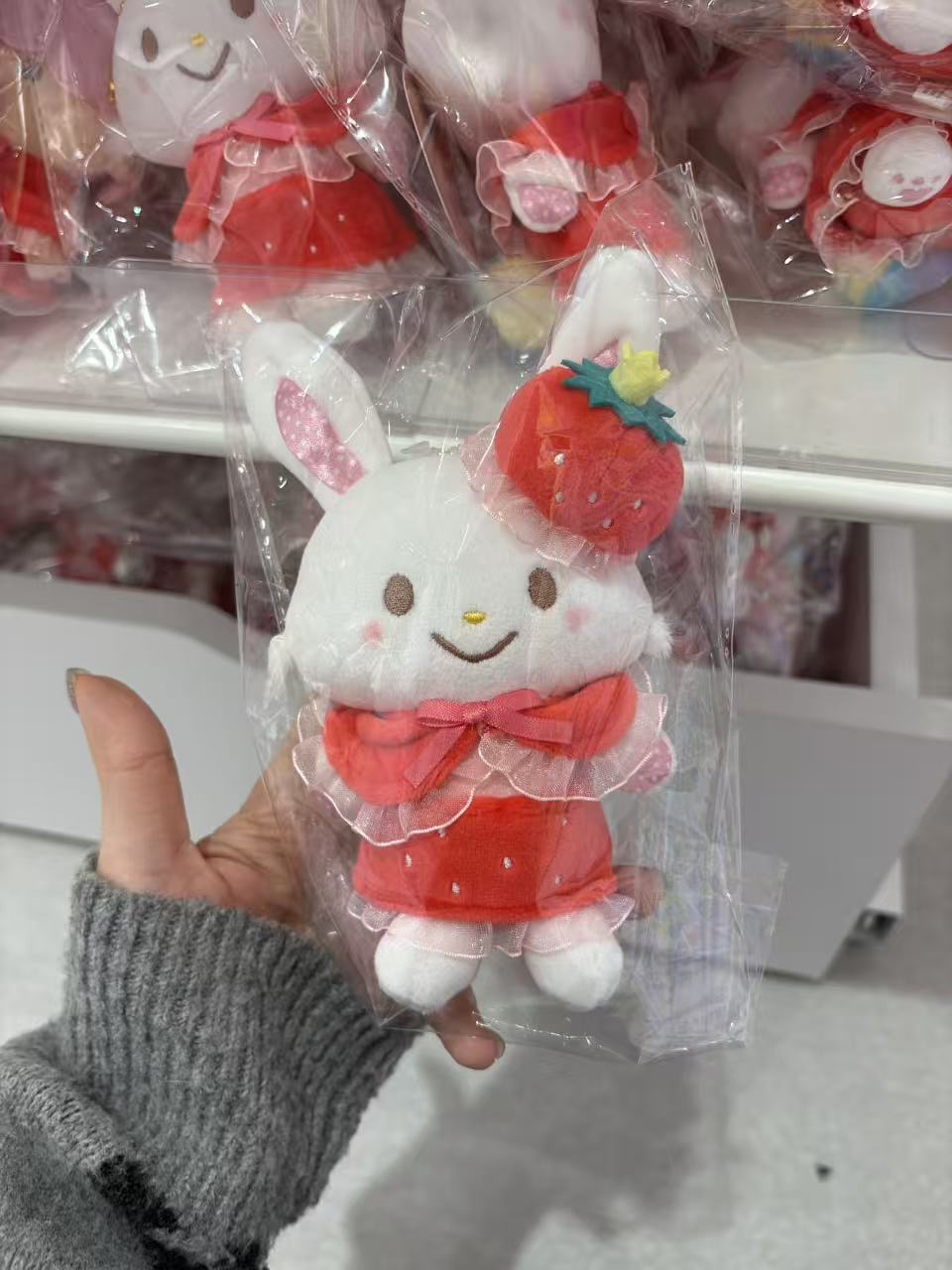 1209 三丽欧许愿兔 头顶草莓红裙子 毛绒挂件