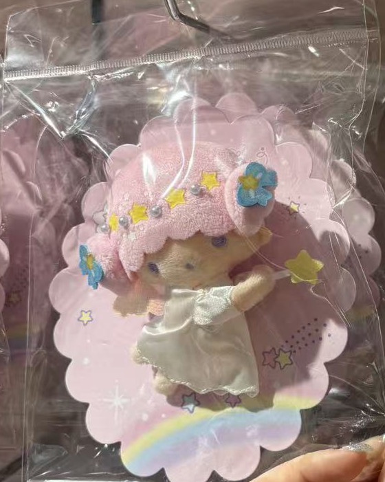 1209 三丽欧双子星女孩 粉色头发白衣服 毛绒胸针