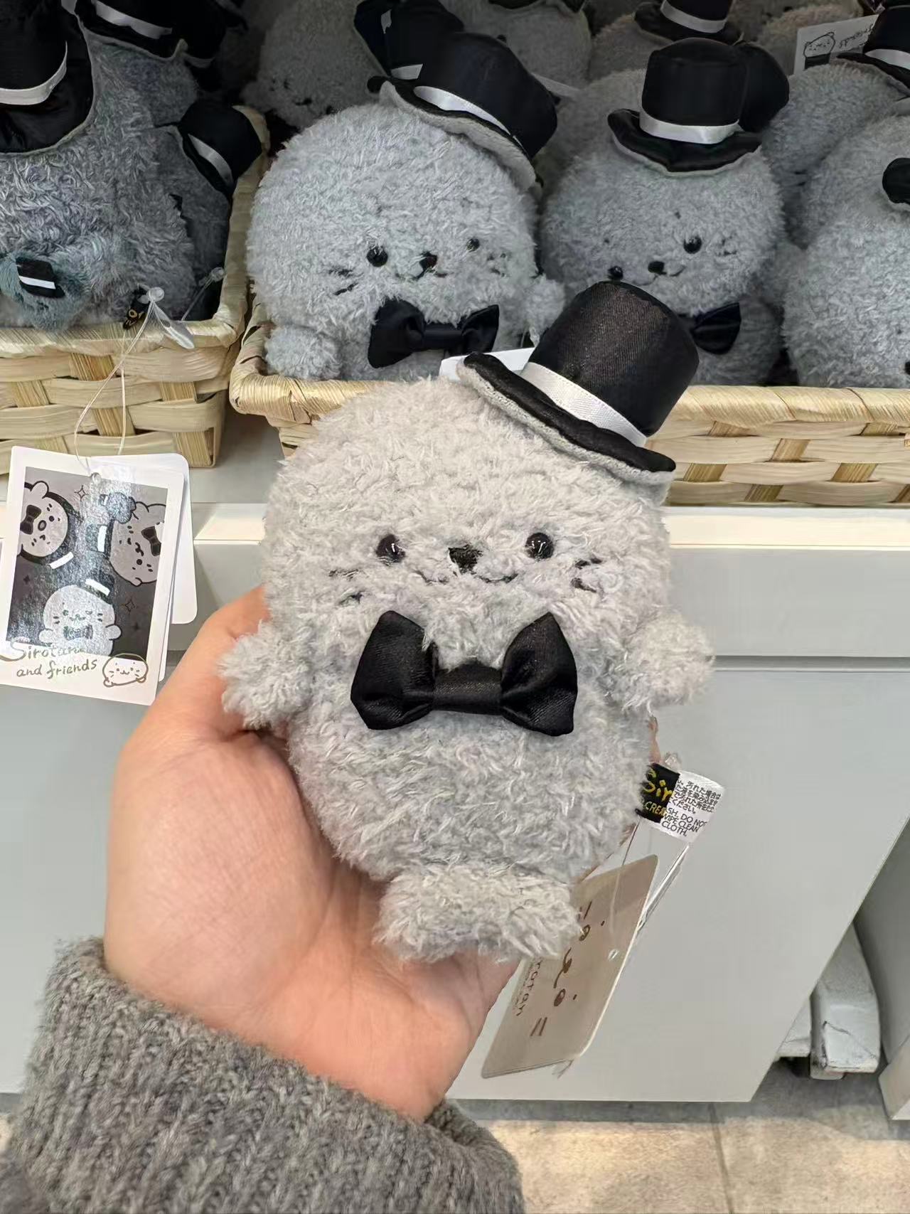 1209 Sirotan 小海豹灰色戴礼帽和黑色领结 毛绒玩偶