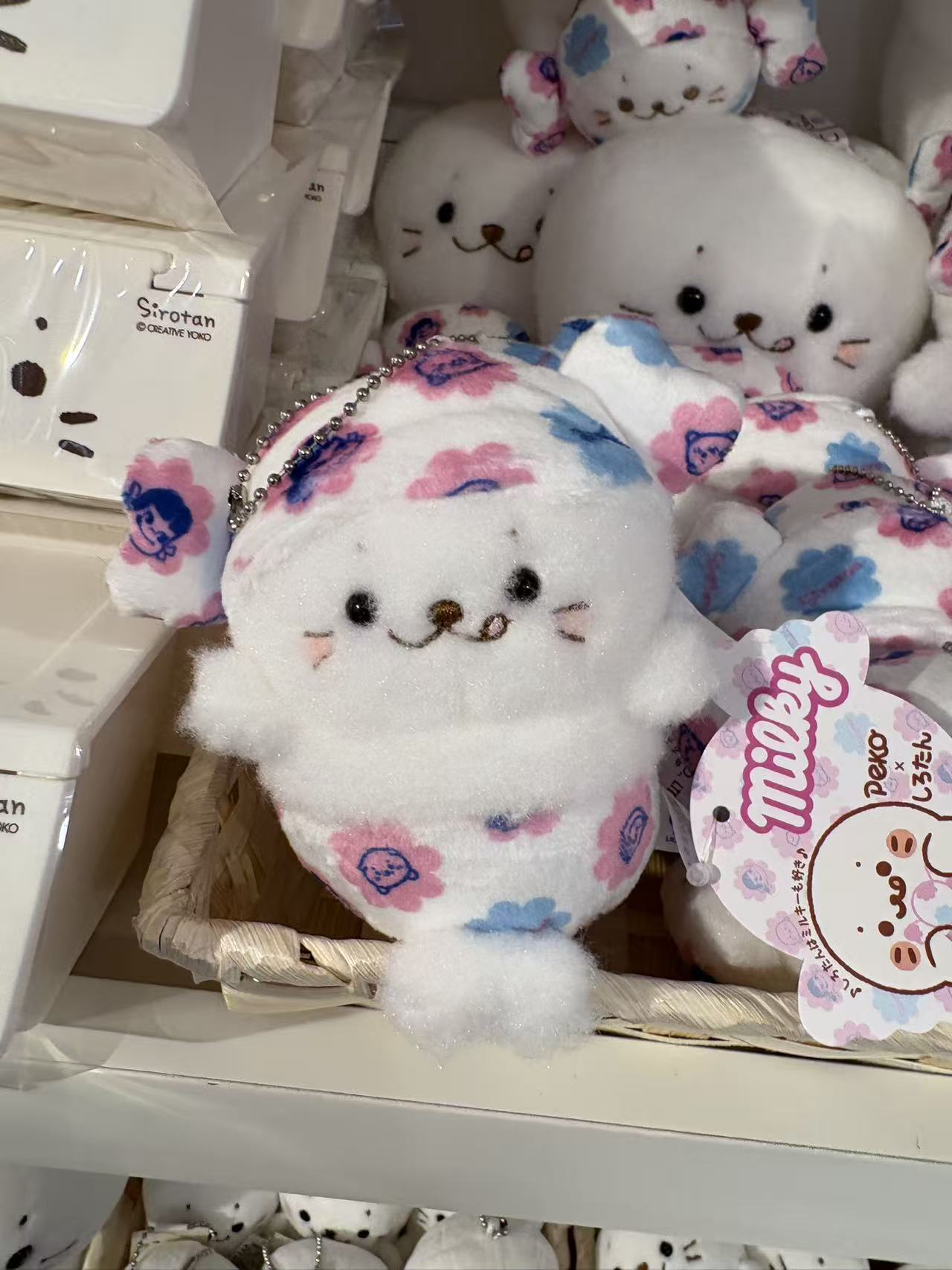 1209 Sirotan 白色小海豹戴花色帽子 毛绒挂件